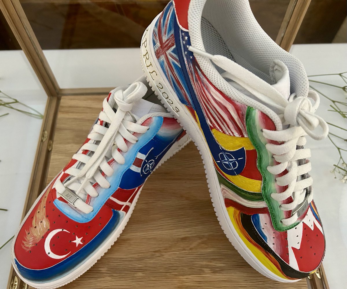 🇫🇮 President Sauli Niinistö was presented with a wonderful pair of custom-made NATO sneakers by 🇺🇸 ambassador Hickey. Big boots to be filled by the next 🇫🇮 president.