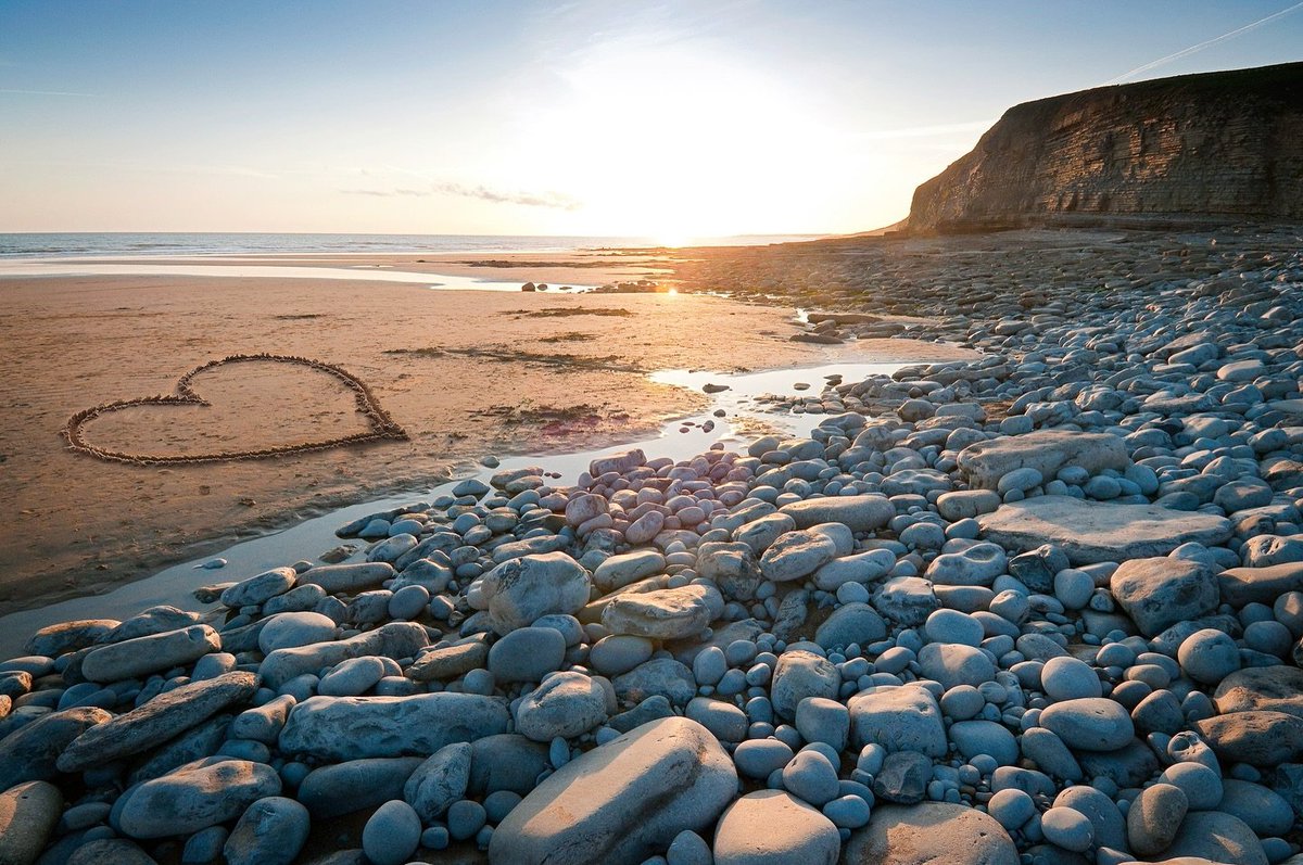 Happy St Dwynwen’s Day! ❤ Today is considered to be the Welsh equivalent to Valentine’s Day. It celebrates Dwynwen: the Welsh saint of love. 📷📷📷 Her story is full of both tragedy and romance. 📷 You can read more here! - visitwales.com/.../history...…