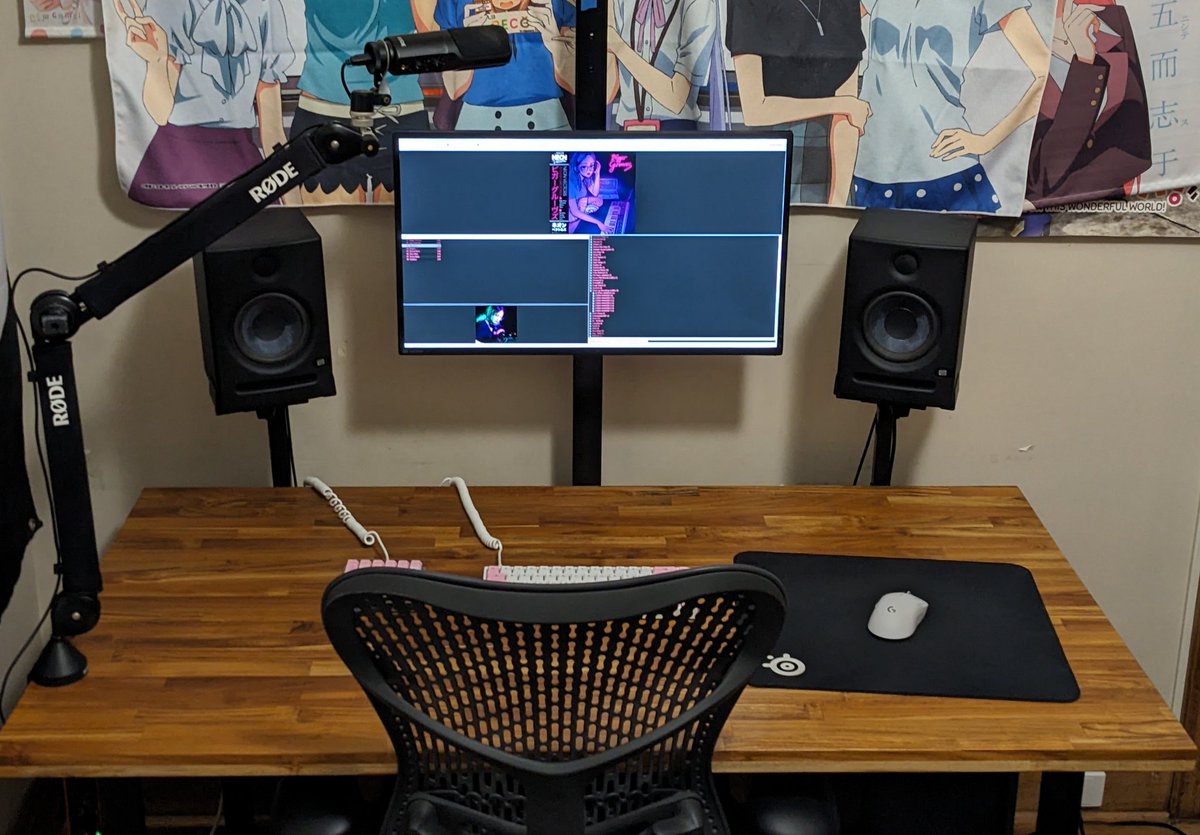 pnuts__'s tweet photo. been far too long in the making
but this new desk is mint https://t.co/NxmWSlc15A