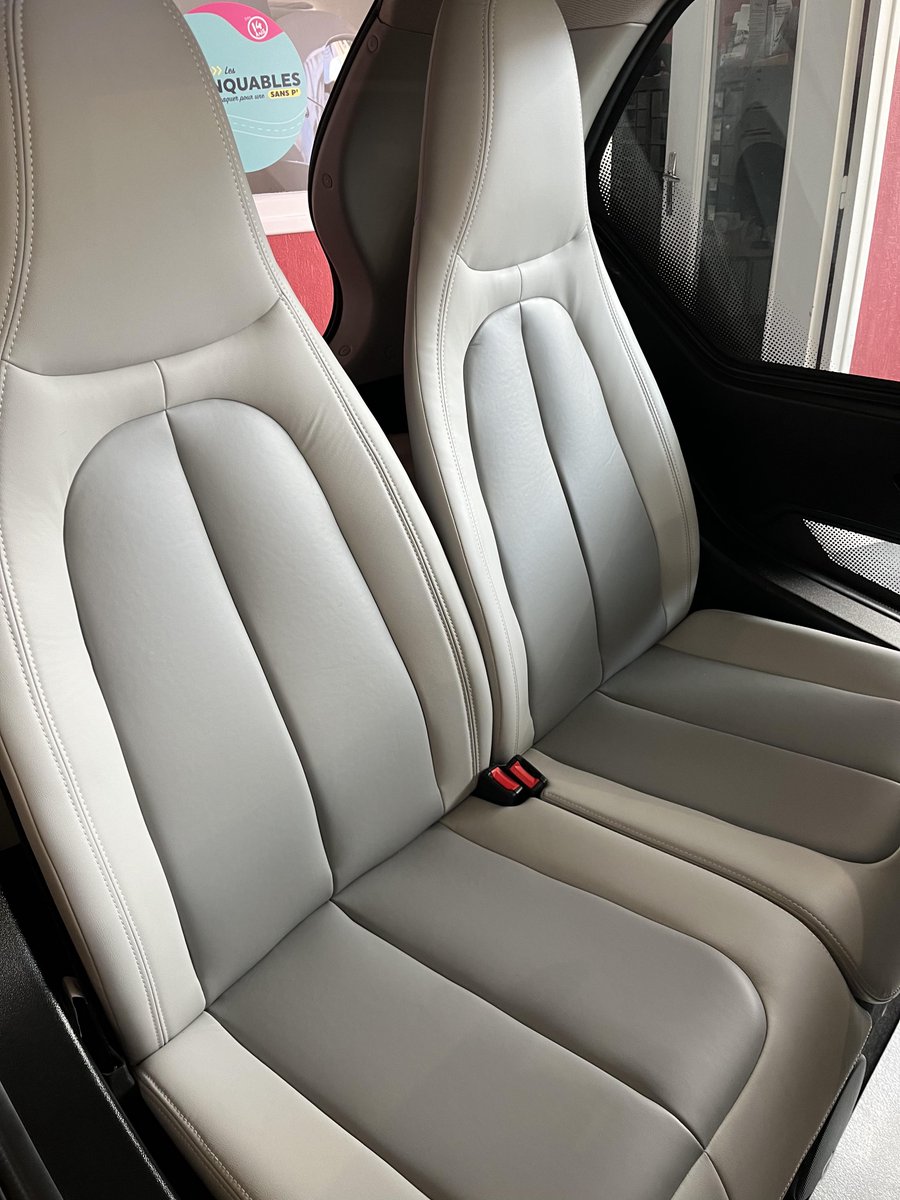 PlaisanceTours's tweet photo. ELI ZERO 🚗 Ce n'est pas seulement une voiture, c'est une voiture éco-responsable qui pense au bien être animal😉
les sièges sont équipés d'un cuir VEGAN* 👏😇

*cuir vegan : une matière ressemblant à du cuir mais ne contenant pas de matière animale

#toursplaisance #ELI https://t.co/rh1dHnV7t5