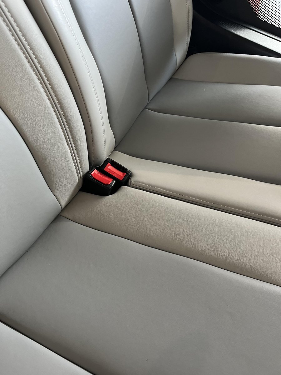 PlaisanceTours's tweet photo. ELI ZERO 🚗 Ce n'est pas seulement une voiture, c'est une voiture éco-responsable qui pense au bien être animal😉
les sièges sont équipés d'un cuir VEGAN* 👏😇

*cuir vegan : une matière ressemblant à du cuir mais ne contenant pas de matière animale

#toursplaisance #ELI https://t.co/rh1dHnV7t5
