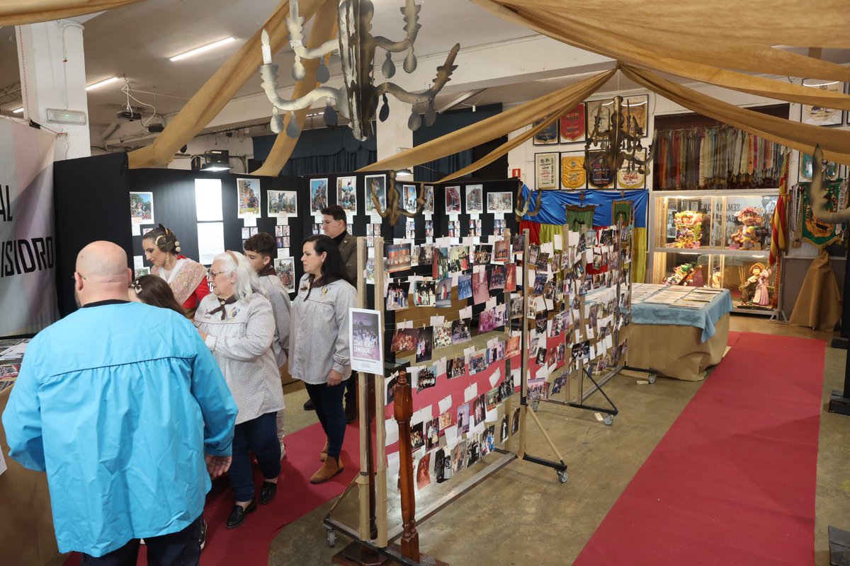 JCF_Valencia's tweet photo. 🔥 La @FallaSantIsidre celebra la XXIII Setmana Cultural en l’any del 50 aniversari amb la exposició ‘Museu Sidret’

👑 Han volgut comptar amb la presència de la Fallera Major de València per a esta ocasió especial, la qual ha agraït i disfrutat la invitació. https://t.co/jiNukQnI0w