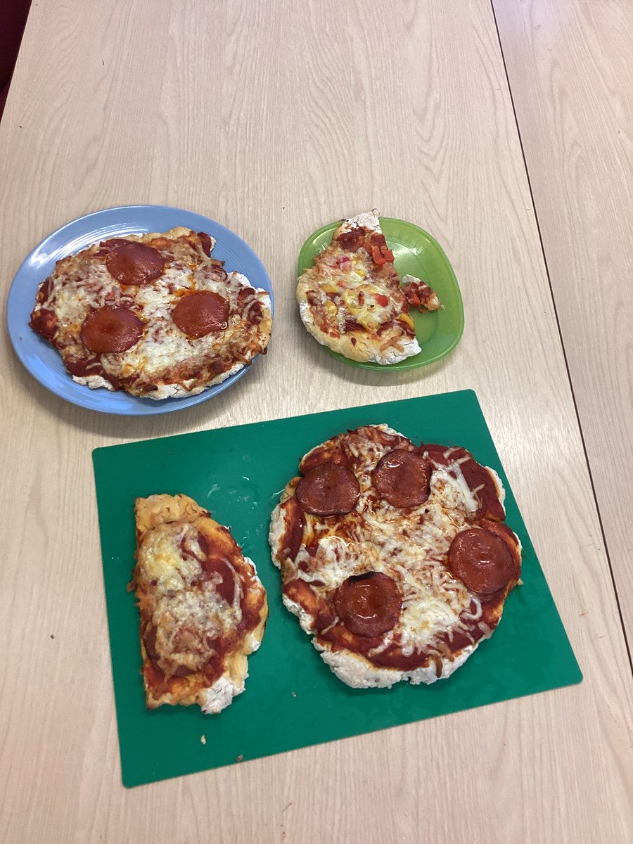 Week 2 of the @RotherhamCU Yes Chef! Cooking Club saw us making pizzas last night 🍕 We made our own dough, chopped ingredients, mixed a tomato sauce, used the oven, sliced our pizzas, tried our creations and then fed the staff meeting (this made them very happy!) 🍕