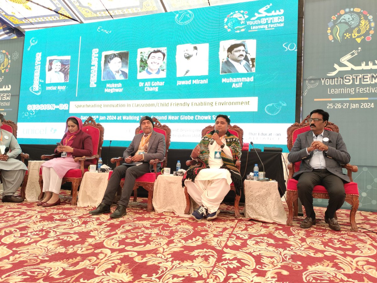 educationcampgn's tweet photo. Founder of Laar education campaign Mukesh Meghwar representing the issues of science labs, for innovative class rooms and learnings. 
#SukkurScienceFestival https://t.co/Y01sxBK06v