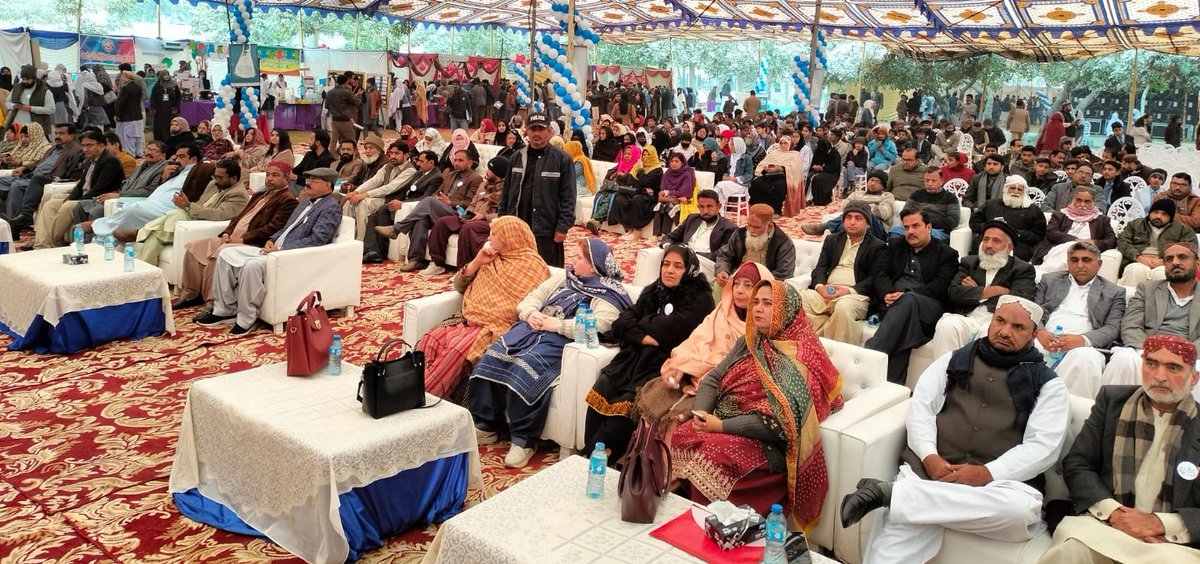 educationcampgn's tweet photo. Founder of Laar education campaign Mukesh Meghwar representing the issues of science labs, for innovative class rooms and learnings. 
#SukkurScienceFestival https://t.co/Y01sxBK06v