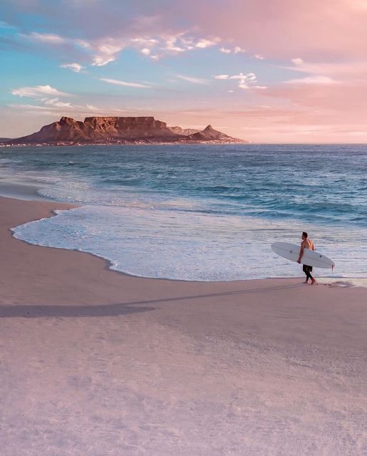 Simply Breathtaking ~ Cape Town.
"Each sunset tells a story, and tonight’s story is simply breathtaking." 🌇
Find #wheretostay in the eternal Mother City, tinyurl.com/nzsvww77
📸 @ryanwarneke 
#CapeTown #holidayaccommodation