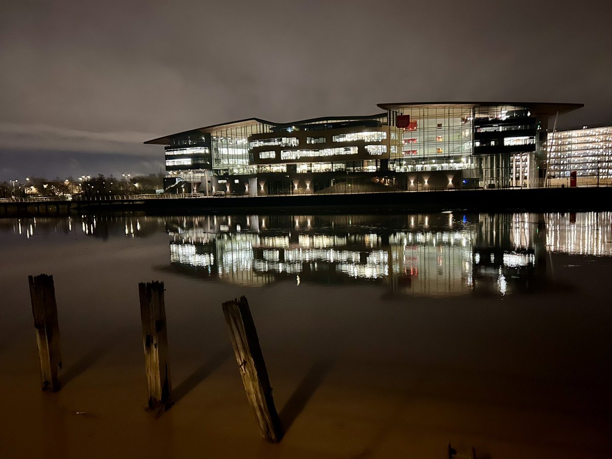 Beautifully still and high tide this morning 🌅 #newport <a href="/UniSouthWales/">University of South Wales</a> #newportcitycampus <a href="/BAPrimaryUSW/">USW_Primary_ITE / PDC_Addysg_Gynradd</a>