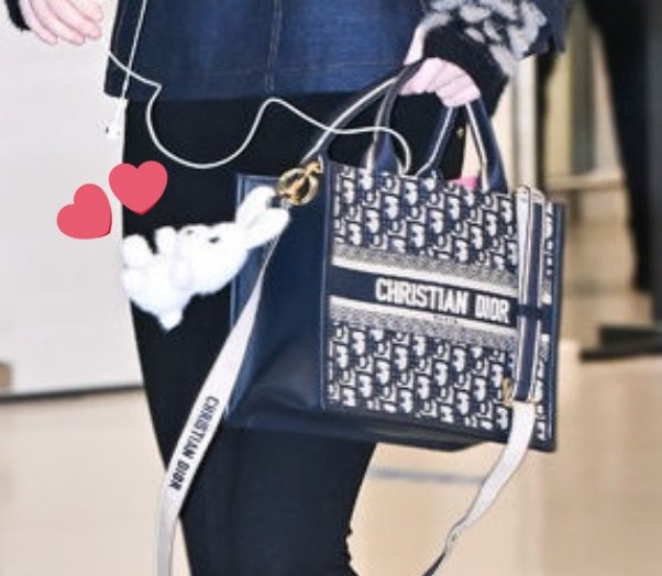 한소희 멋짐그자체디올백에 완존 귀여운 토끼 키링 달아놓은거 너무 귀여움.. ❤❤