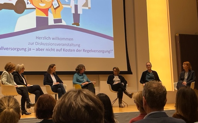 'Endlich reden wir in der #Notfallversorgung über sektorübergreifende Zusammenarbeit': @kathrinherbst auf dem Podium d. KVHH. Guter Austausch mit Senatorin Melanie Schlotzhauer @sozialbehoerde, @CarolineRoos9, Claudia Brase @HKG_Hamburg, Birgit Wulff @AEKHamburg u. Claudia Haupt.