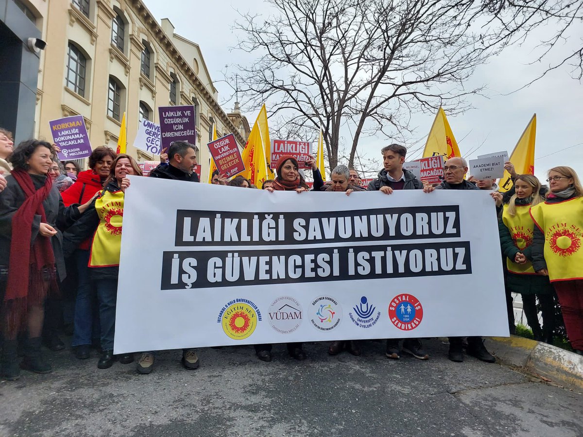 BarisAkademik's tweet photo. Barış Akademisyeni hocamız Gizem Sayın’ın kendisine açılan soruşturmada vereceği ifade öncesinde Eğitim Sen, VÜDAM, Öğretmen Sendikası, ÜNİVDER ve Sosyal-İş ile birlikte Kadir Has Üniversitesi'nin önündeyiz. Akademi biat etmeyecek! #AkademiBiatEtmeyecek https://t.co/YDt4wXItWX