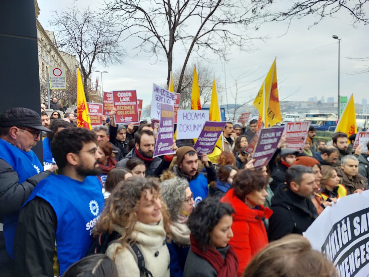 BarisAkademik's tweet photo. Barış Akademisyeni hocamız Gizem Sayın’ın kendisine açılan soruşturmada vereceği ifade öncesinde Eğitim Sen, VÜDAM, Öğretmen Sendikası, ÜNİVDER ve Sosyal-İş ile birlikte Kadir Has Üniversitesi'nin önündeyiz. Akademi biat etmeyecek! #AkademiBiatEtmeyecek https://t.co/YDt4wXItWX