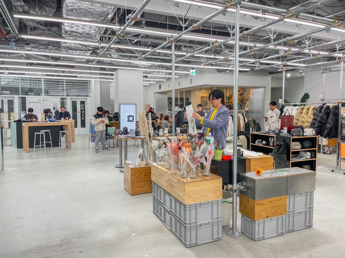 Yu__ta_H's tweet photo. 表参道にある「LOCUL」がマジでおすすめ。
洋服、家具、雑貨、カフェ、ミニシアターなど約11店舗が併設した施設で、奇抜なデザインのプロダクトが沢山ある。値段も良心的だから、つい沢山買い物してしまう。
現在版の商店街。是非行ってみて欲しい！
#PR https://t.co/7fs3VshSFN