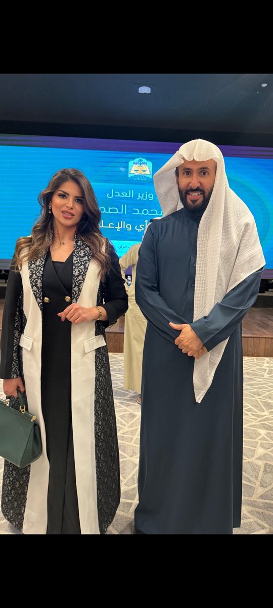 6JZoZhaTVApGcAV's tweet image. رسالة لكل مريض نفسي متطرف يلاحق النساء بسم الدين والعفه التي لم ينزل بها من سلطان وهذا يؤكد ان مظهر الإعلامية نجلاء القحطاني بدون حجاب مع معالي وزير العدل وهذا يوكد ويعتبر قانونياً مسموح به وليس مخالف كما يحاول ان يروج البعض من بولينا في تطرفهم