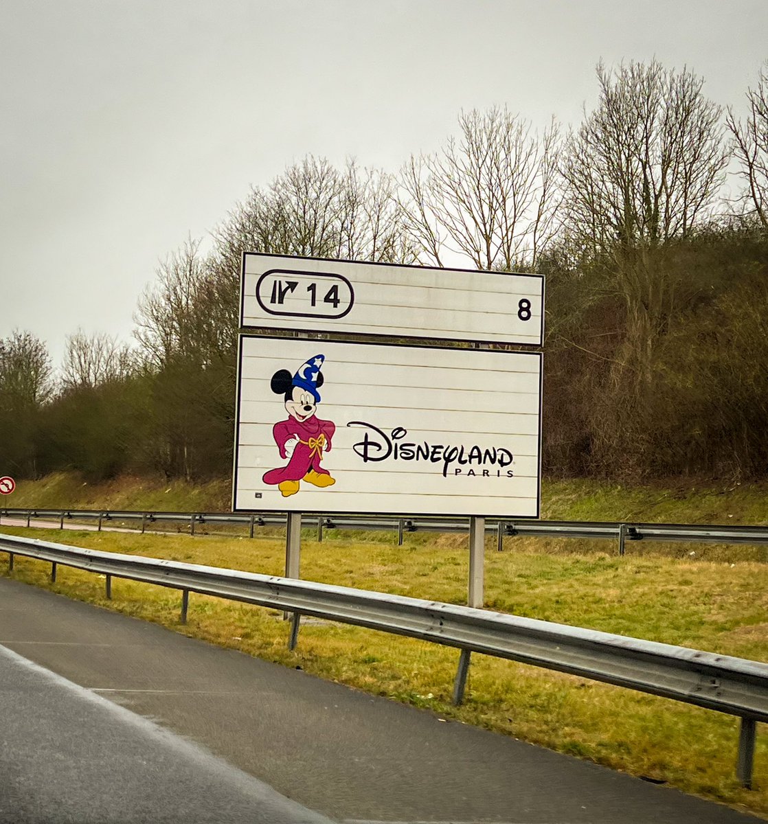 Einen schönen Donnerstagmorgen allen zusammen. Bei uns bahnt sich ein magisches Wochenende an. ￼✨

#disneylandparis￼