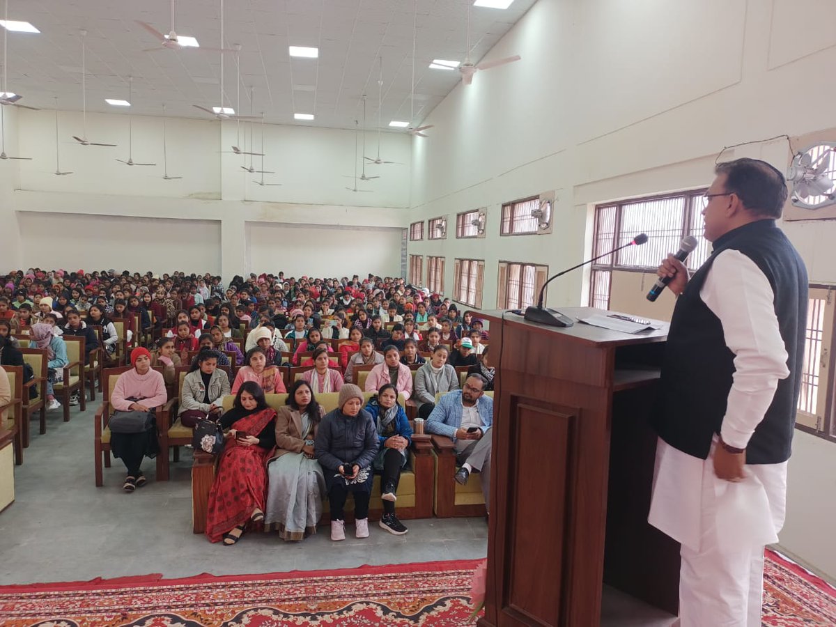 आज सेक्टर 2 बल्लभगढ़ मे सुषमा स्वराज महिला महाविद्यालय मे भाजपा युवा मोर्चा द्वारा आयोजित नमो मत दाता सम्मेलन मे शामिल होकर माननीय प्रधानमंत्री श्री <a href="/narendramodi/">Narendra Modi</a> जी का संबोधन सुना व सभी छात्राओं को उनके मताधिकार की ताकत व जरूरत के बारे मे संबोधित किया।