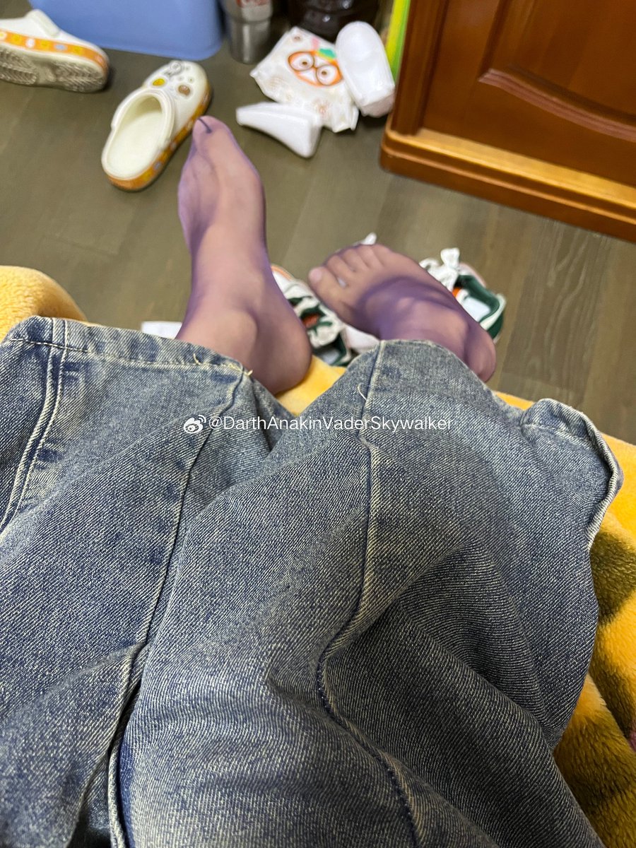 FacesDent's tweet photo. 绫的新配色真的还挺欲挺性感，微醺的0.1D效果带来的极薄通透感真的视觉冲击力很强，裤里丝的穿搭永远能给人带来开盲盒般的惊喜。
@Lingerie_0 @linglingerie0 
#绫天生丝滑 #绫 #原味袜子 #��味販售 https://t.co/sX4oQcdbem