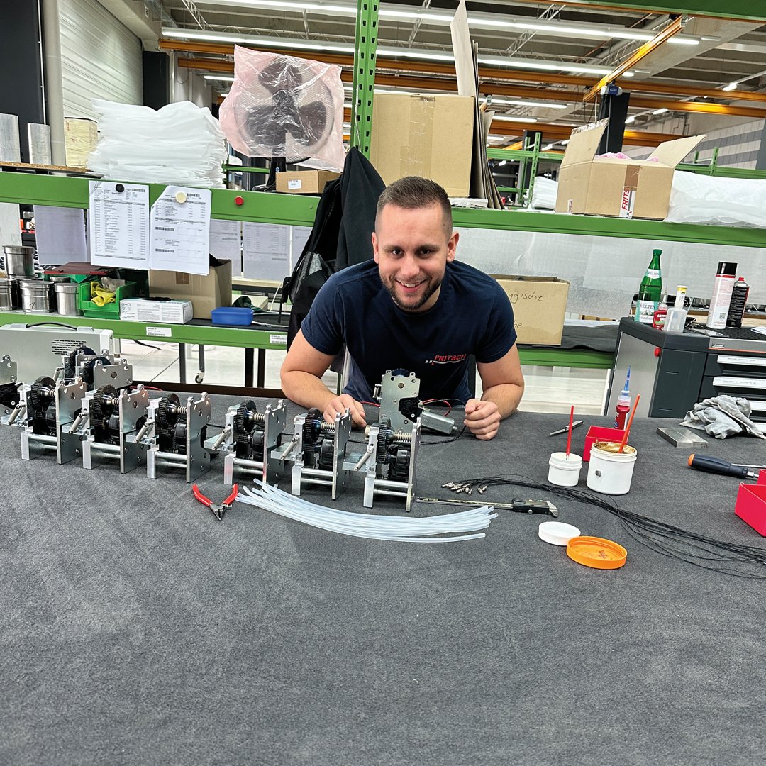 What looks like fidgeting or twiddling is actually the finest manual labour in assembly.  Our Benedikt is assembling the locking mechanism of the P-5. As a trained industrial mechanic in the field of precision engineering, technical expertise is just as important as dexterity.