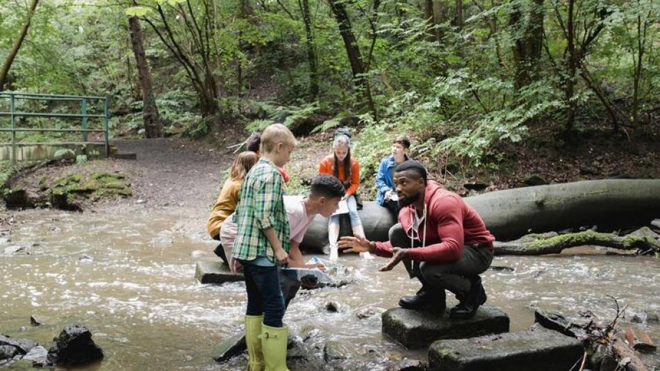 BritishCouncil's tweet image. 📣 Schools! Effective sustainability education helps young people acquire the skills to adapt to climate change. Join our online discussion on 1 February to learn more - register here: bit.ly/3NLc86S

#EduExch2024 #SchoolsConnect #ConnectedByLearning #climatechange