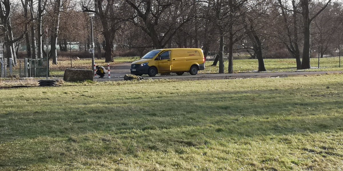 EinRobert1's tweet image. Warum lassen die Fahrzeuge der @Ottostadt einen Poller des #Modalfilter^s in der #Stadparkstraße (Ecke #Seilerweg) unten?

Gestern war dort @DeutschePostDHL vorbildlich nd der Fahrer hat den Poller umgelegt und direkt woeder aufgrrichtet. Ehrenmann...

#srmd