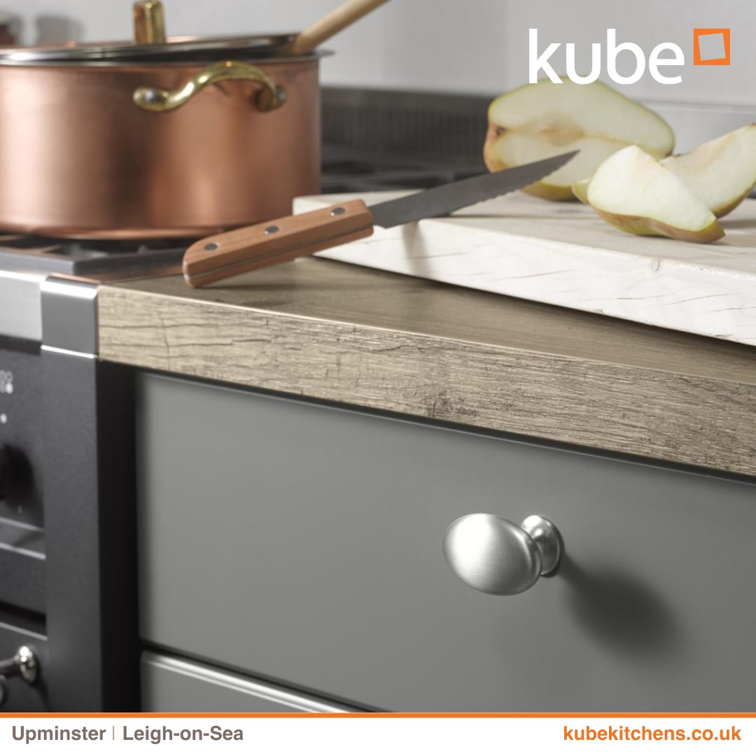 Discover the essence of modern country style with Nolte's KNOB 138/140. Whether you prefer the classic stainless steel look or the antique black charm, this knob is the perfect accent for the country-chic enthusiast! kubekitchens.co.uk