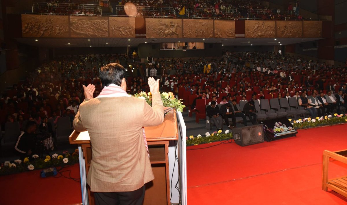 sarbanandsonwal's tweet image. Bharat ki Shakti, Yuva Shakti!

Elated to join hundreds of first time voters as we took part in the 
#NaMoNavMatData Sanmelan in Guwahati. 

Hon&apos;ble PM Shri @narendramodi ji has ignited the spirit of India&apos;s youth towards building a developed &amp;amp; strong nation. Their enthusiasm is…