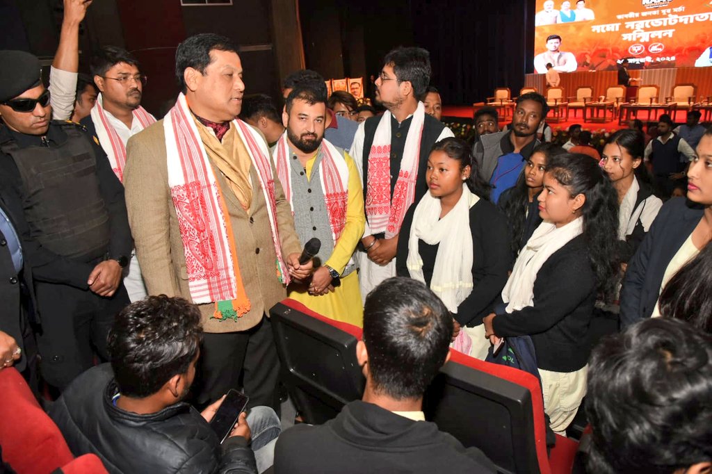 sarbanandsonwal's tweet image. Bharat ki Shakti, Yuva Shakti!

Elated to join hundreds of first time voters as we took part in the 
#NaMoNavMatData Sanmelan in Guwahati. 

Hon&apos;ble PM Shri @narendramodi ji has ignited the spirit of India&apos;s youth towards building a developed &amp;amp; strong nation. Their enthusiasm is…