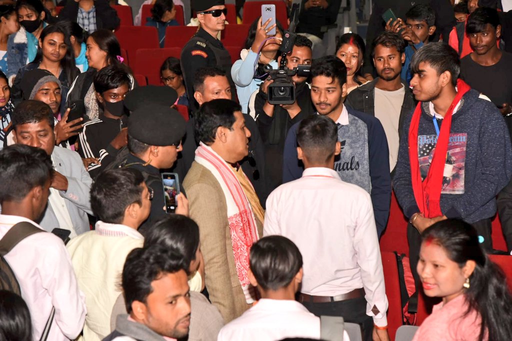 sarbanandsonwal's tweet image. Bharat ki Shakti, Yuva Shakti!

Elated to join hundreds of first time voters as we took part in the 
#NaMoNavMatData Sanmelan in Guwahati. 

Hon&apos;ble PM Shri @narendramodi ji has ignited the spirit of India&apos;s youth towards building a developed &amp;amp; strong nation. Their enthusiasm is…