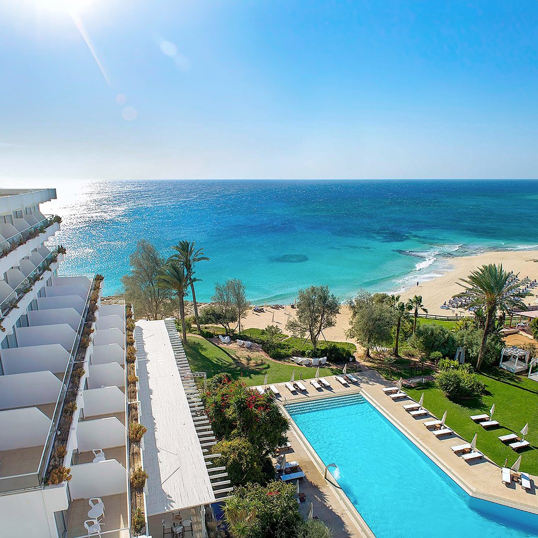 Immerse yourself in crystal-clear waters that shimmer under the sun's warm embrace ☀️

bit.ly/3Gm7Fn4

#GrecianSands #GrecianHotels #Cyprus #Vacation