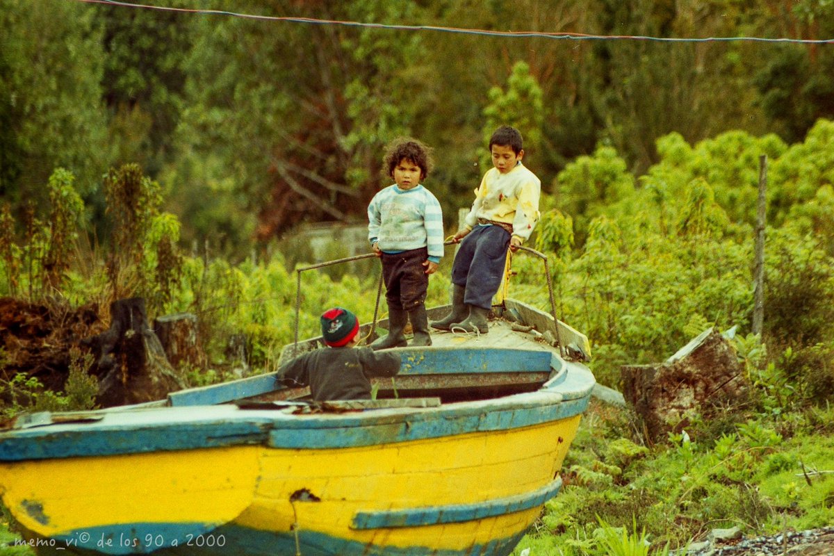 ddu_10's tweet image. Buen día para todos!!! En especial para esos niños, tal vez hoy #hombresdemar, que vivieron aventuras de infancia sobre #botes entre los árboles, camino a #Hualaihue  (#Photography de los 90 a 2000)