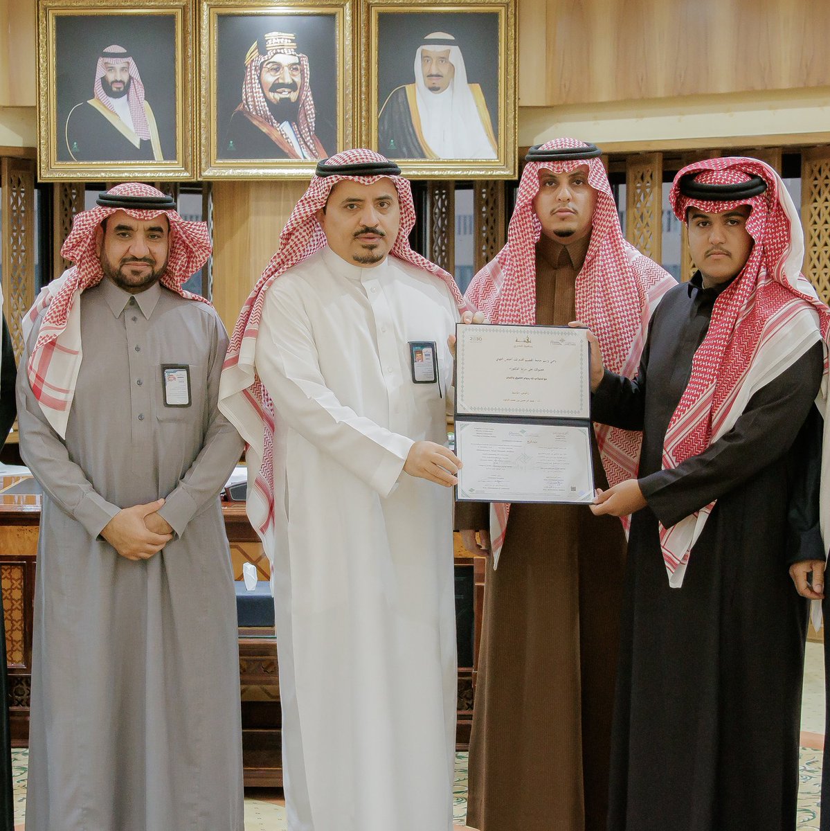 بعد إنجازه الرسالة بإتقان وجودة..

في لفتة إنسانية.. معالي رئيس #جامعة_القصيم يسلم وثيقة درجة الدكتوراه لذوي الدكتور سعود بن مناحي الشمري -رحمه الله-، الذي وافته المنية قبل مناقشة رسالته في برنامج دكتوراه الفلسفة في الدراسات الأدبية من كلية اللغة العربية والدراسات الاجتماعية،