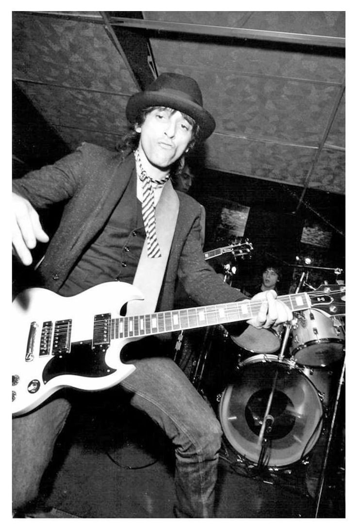 結局Johnnyが持てばどんなギターもカッコ良いよね〜🎵🎵💀
#JohnnyThunders