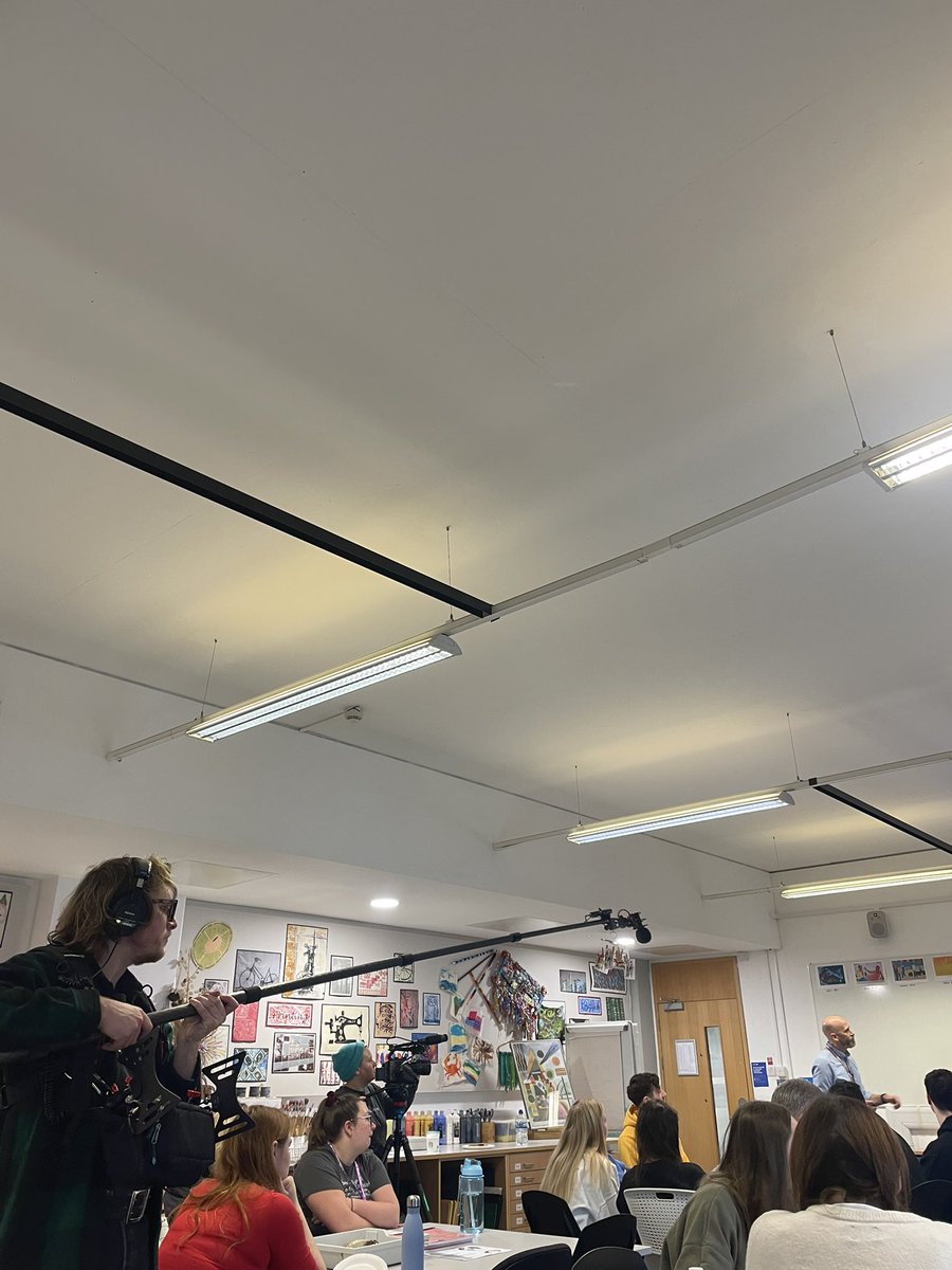 Filming today @UH_Education with #PGCE Primary trainee teachers as part of our support within Initial Teacher education through Art and design and #thesuperpoweroflooking @artukdotorg @FreelandsF