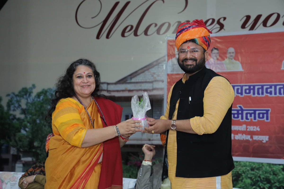 vishalparthbjp's tweet image. नमो नवमतदाता सम्मेलन के तहत आज महारानी कॉलेज जयपुर में बतौर अतिथि मौजूद रहा, इस दौरान सैकड़ों नवमतदाता बहनों के साथ प्रधानमंत्री श्री @narendramodi जी  को वर्चुवल माध्यम से सुना...

#NaMoNavMatData 

#MeraPehlaVoteModiKo