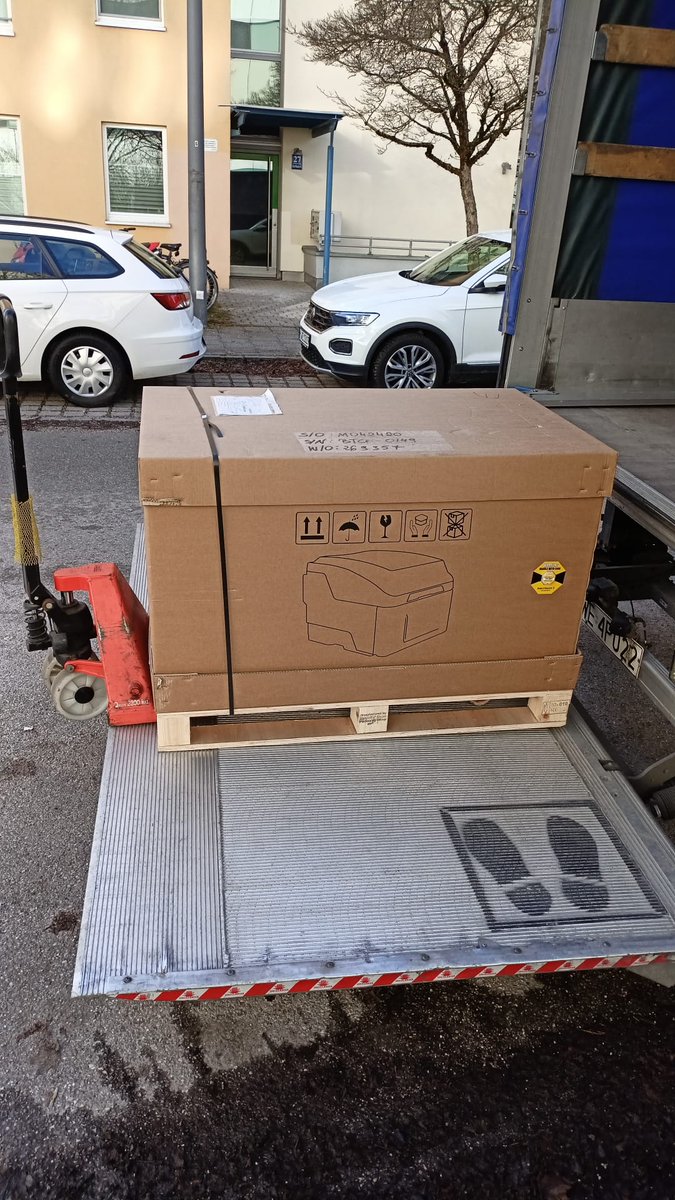 Fresh from the truck, our newest #addition to the team <a href="/HelmholtzMunich/">Helmholtz Munich | @HelmholtzMunich</a> <a href="/LungHealthMUC/">Institute of Lung Health and Immunity</a> <a href="/dzlacademy/">The DZL Academy</a> <a href="/DiefenbacherL/">@diefenbacherlab.bsky.social</a> ! The benchtop #confocal #microscope from <a href="/OxInst/">Oxford Instruments</a>