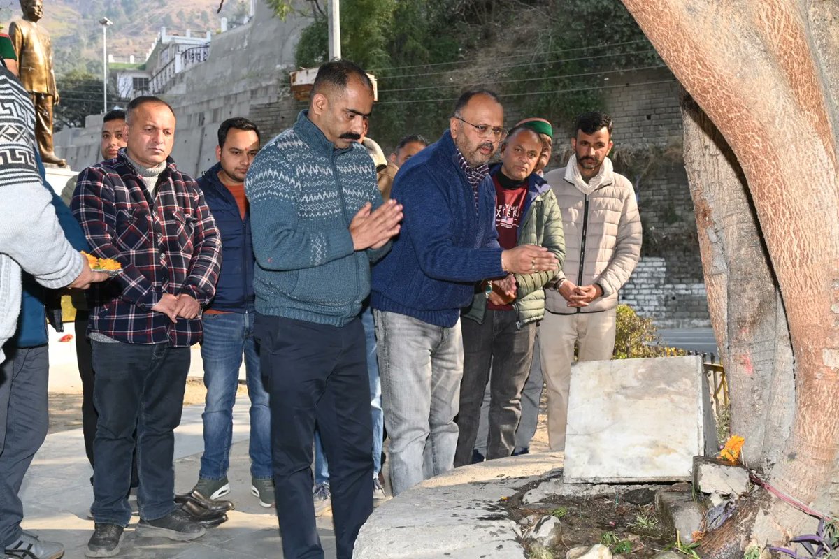 anirudhsinghMLA's tweet photo. During the Kingal, H.P. tour today, listened to locals' issues and concerns, and directed officials to promptly address them.
Heartfelt gratitude for the warm welcome and respect from the locals.
#GovernmentToVillage #Kingal https://t.co/1SKRmF4xP2