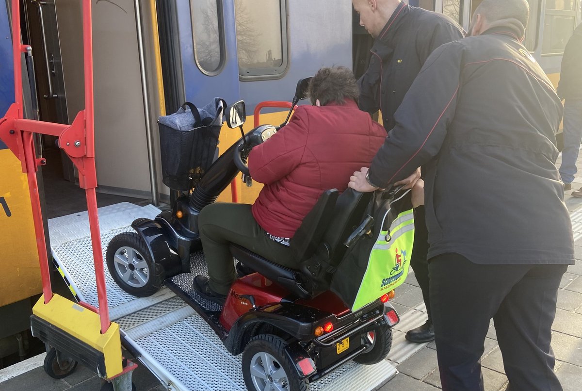 LFBWolvega's tweet photo. Collega @JeanetWardenier zit i.v.m haar beperking in scootmobiel. Samen met Ingmar (student @firda_roc) leert ze met @NS_online-trein te reizen v.a #Steenwijk (@Steenwijkerland). Gisteren ging dit even niet goed
@SteenwkrCourant. Lees haar verhaal hier: 👇
https://t.co/TlAMZpwAfH https://t.co/PqaFsPnTy5