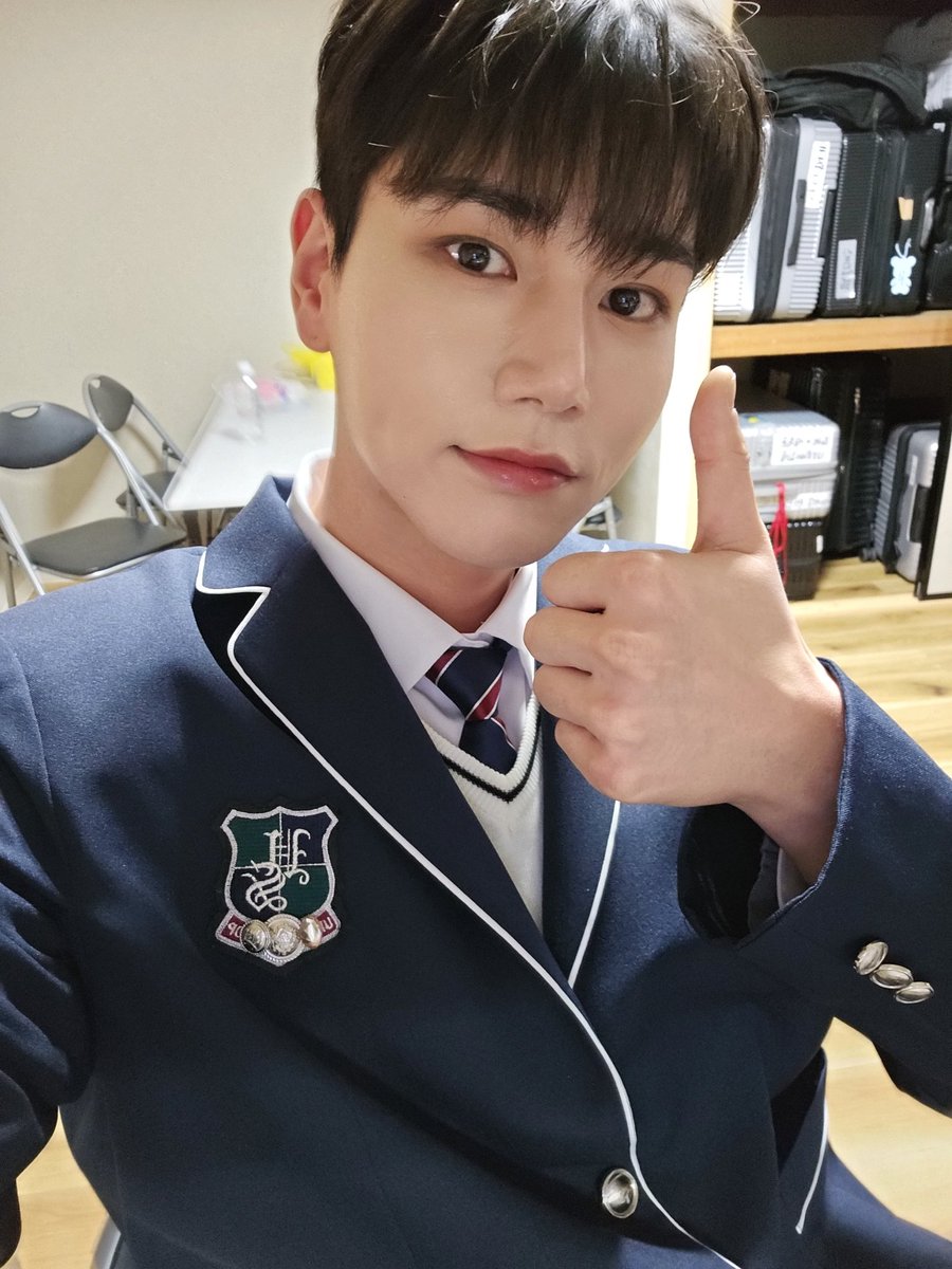 dna_enter's tweet photo. 오랜만에 교복! ㅎㅎㅎㅎ

조심해서 들어가고 감기 조심하세요!!!

#멋진녀석들 #greatguys #그레이스 #grace #deepinlove #딥하게 #그레이스사랑해 #Grace_I_love_you #grace愛してる https://t.co/BjahUoKY5w