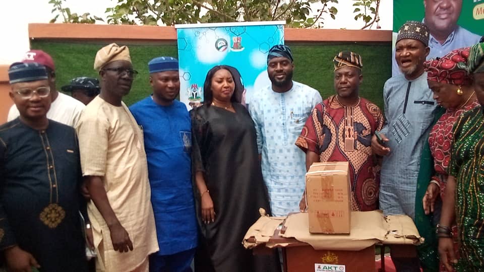AktVoice's tweet photo. The Speaker of Oyo State House of Assembly; @Adebo_ogund commends Hon. AKT for this AKT-SSP initiatives. He said, this is first of it's kind among the house members of the 10th Assembly. He prayer for Hon. AKT that, this is the beginning and it will be the smallest he will do. https://t.co/vVUoOjFjsj