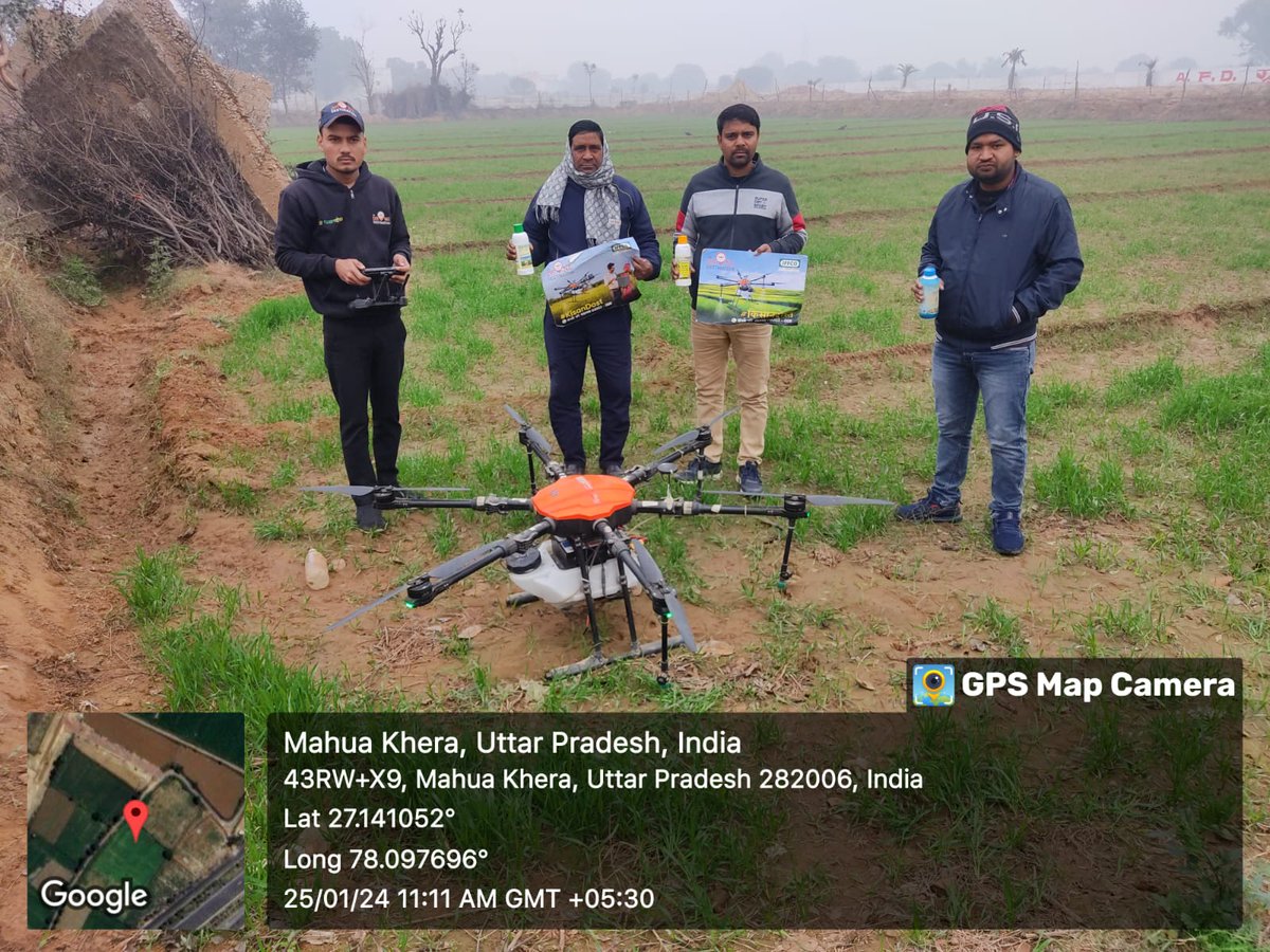 IFFCO_UP's tweet photo. #ViksitBharatSankalpYatra के दौरान ड्रोन द्वारा जनपदआगरा के बरौली अहीर  ब्लाक के अलग-अलग ग्राम पंचायतों में ड्रोन से नैनो डीएपी,नैनो यूरिया एवं सागरिका का निःशुल्क स्प्रे #IFFCO द्वारा कराया जा रहा है l
@drusawasthi
@iffcoyogendra
@fertmin_india
@PIB_India
@abhimanyuiffco https://t.co/IELzsHVGfd