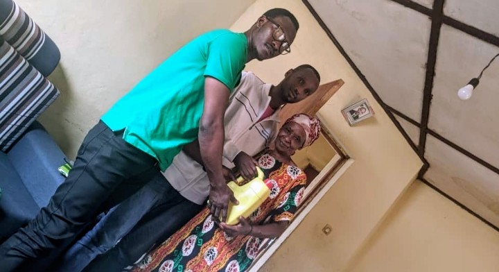 RYVCP_CST's tweet image. None 25/01/2024. RYVCP/UR_CST Nyarugenge campus @urcst rwasuye umuryango warokotse jenocide yakorewe abatutsi 1994, utuye mu mudugudu w'UMURAVA akagari ka Agatare umurenge wa Nyarugenge. Bamuhaye ibiribwa bitandukanye n'ibikoresho by'isuku. @CityofKigali @NyarugengeV @Nyarugenge