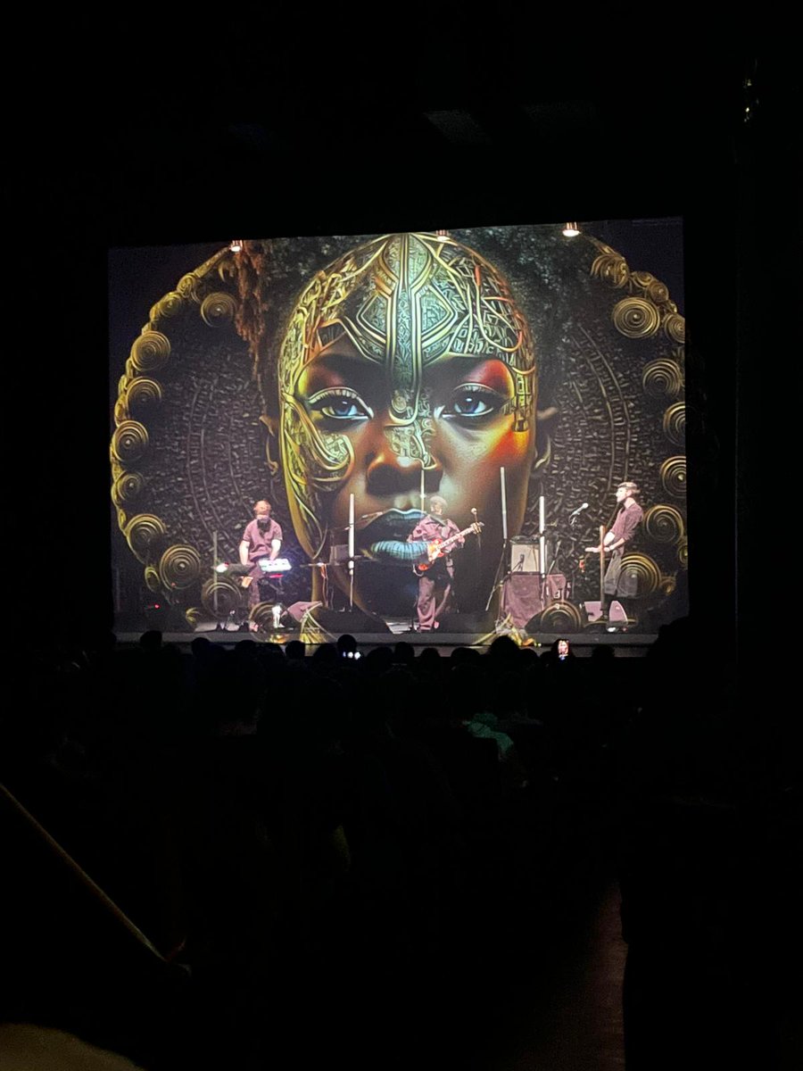 Magnifique concert hier de <a href="/blickbassy/">Blick Bassy</a>  à La Cigale, interprétant son dernier album « Madiba ».

Une salle comble et un public conquis. Des special guests de qualité (<a href="/MalikDjoudi/">Malik Djoudi</a>  et Yamê ). Merci Blick pour ce beau moment.