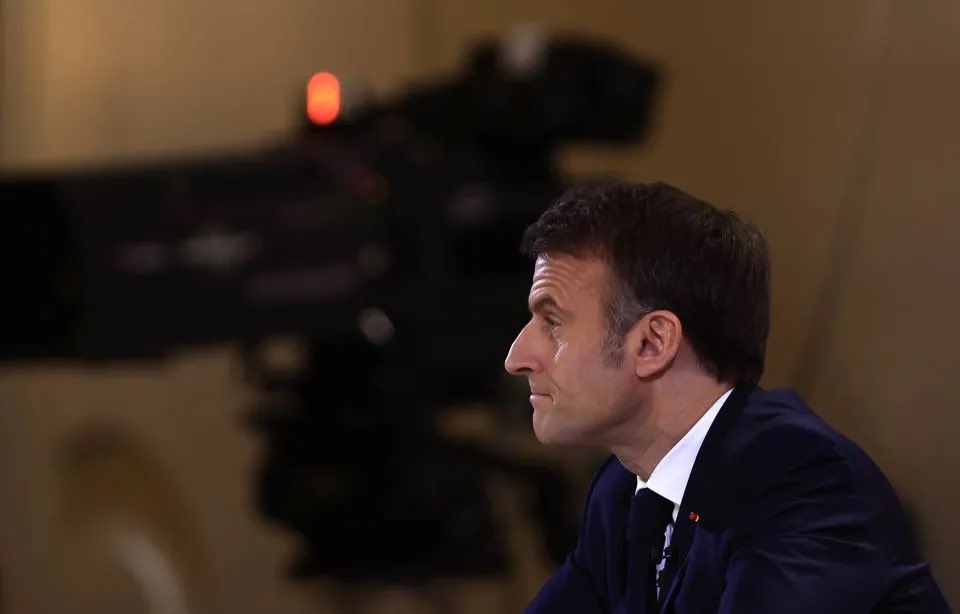 🔴 Emmanuel Macron : « ce n’est pas grave si les agriculteurs bloquent les routes, de toute façon je prend l’avion. »