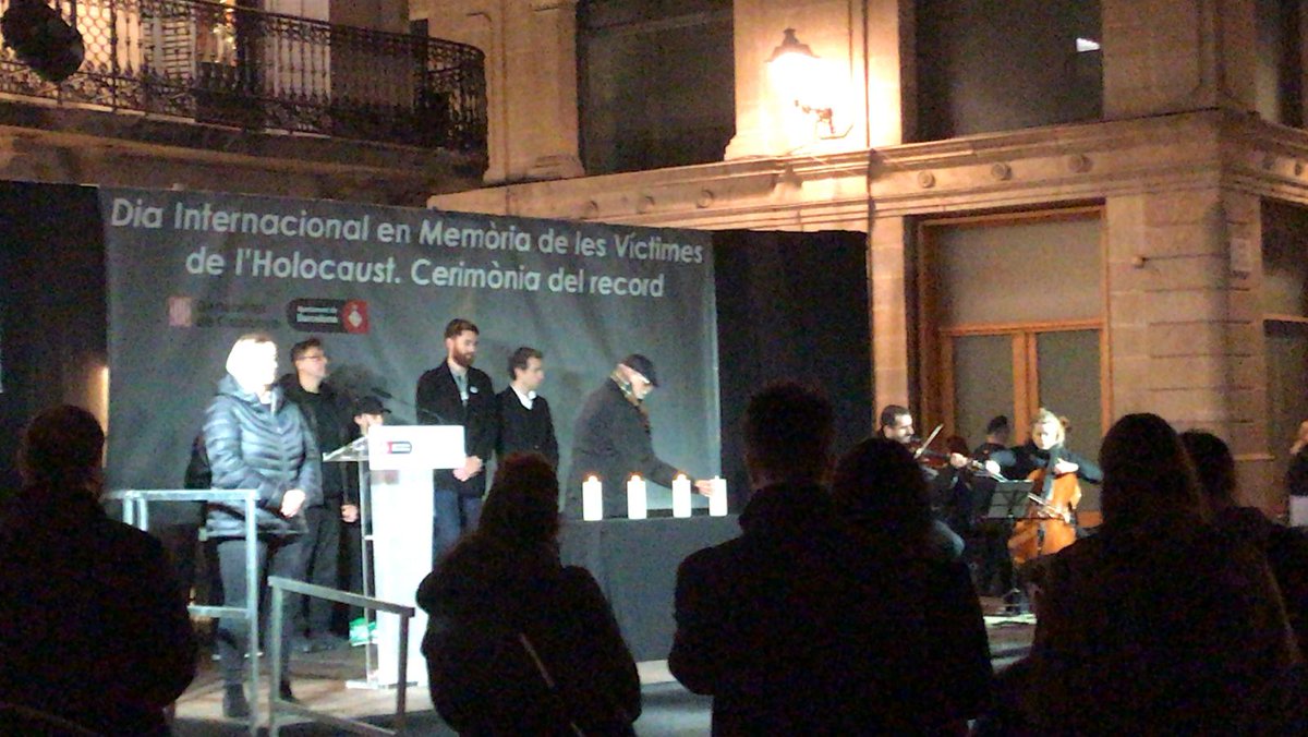 Ayer en pl. de Sant Jaume, el acto en memoria de las víctimas del holocausto. 
Encendido de velas: Ricard Valentí.

Por todas aquellas a las que le arrebataron la libertad, por la lucha de los pueblos a los que intentan exterminar, opre roma!
