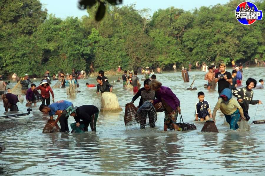 MechDara1's tweet image. fish catching festival in Siem Reap
