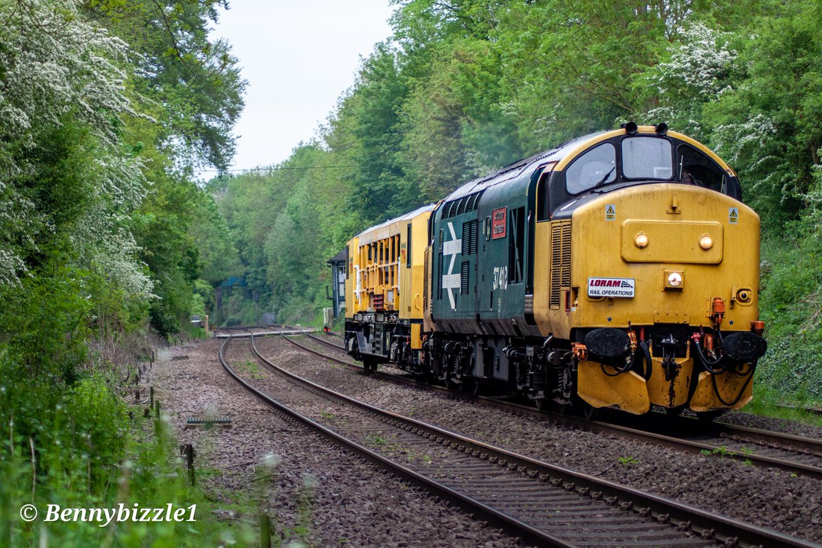 #TractorThursday.
Oh Loram.... What have you done?! 

37418 hauls a rail vac through Ketton last summer. When the loco still looked amazing in BR large logo blue livery. 

Should have just stuck with the headboards I'm afraid.