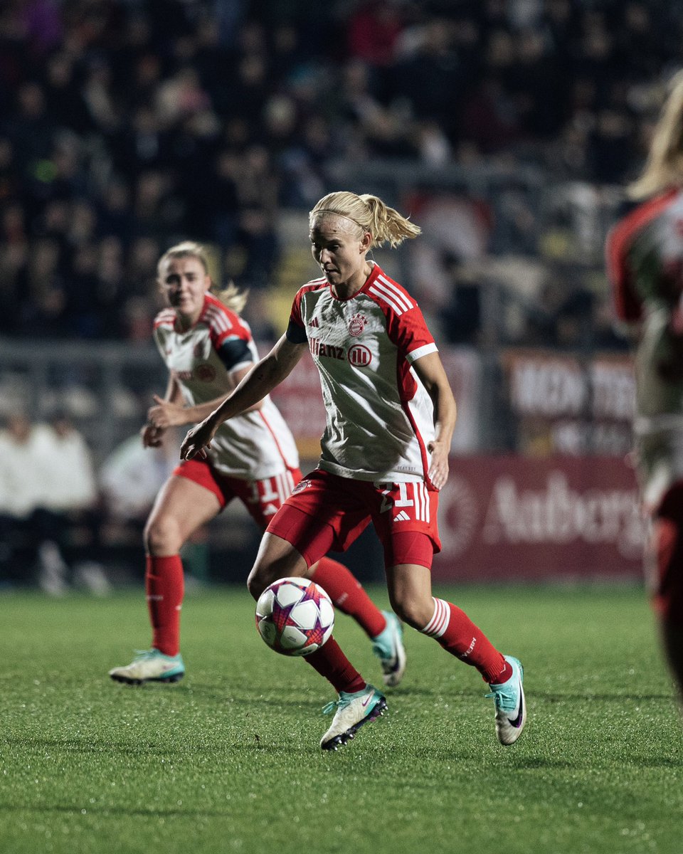 FCBfrauen's tweet photo. All in am Dienstag! 💫

#ROMFCB #FCBayern #WeiterImmerWeiter https://t.co/xonVIs99Al