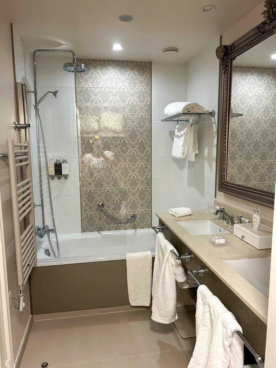 Hier sind erste Bilder aus einem Frozen Zimmer im heute neueröffneten Disneyland Hotel✨

#disneylandparis