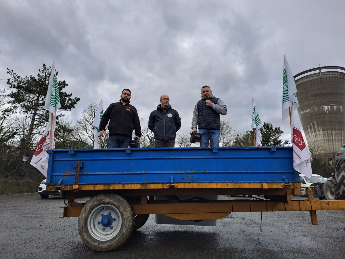 fdsea53's tweet photo. [#Syndical] Très grosse mobilisation des @Agri_53 @fdsea53 @JEUNESAGRI53. 150 tracteurs, 50 VL et plus de 250 manifestants de @lamayenne ! Brief des présidents @renaudierflo @Francoisblot3 et intervention de @ThierryCoue, SG de la @FNSEA. 🤝💪 https://t.co/epqpfMn1nY