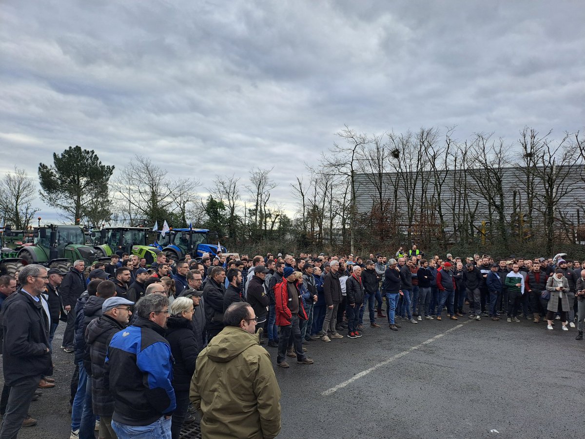 fdsea53's tweet photo. [#Syndical] Très grosse mobilisation des @Agri_53 @fdsea53 @JEUNESAGRI53. 150 tracteurs, 50 VL et plus de 250 manifestants de @lamayenne ! Brief des présidents @renaudierflo @Francoisblot3 et intervention de @ThierryCoue, SG de la @FNSEA. 🤝💪 https://t.co/epqpfMn1nY