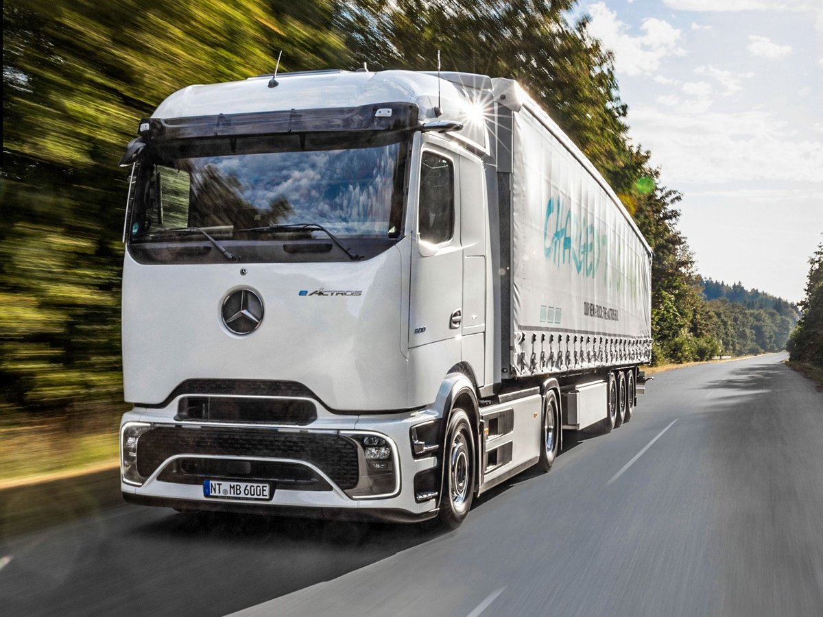 DaimlerTruckUK's tweet photo. Highly innovative drive technology.

A range of up to 500km without recharging.

A payload of around 22 tonnes.

A huge leap forward in sustainable longhaul transportation.

The eActros 600. Coming to the UK soon. 

#ChargedtoChange #eActros600 #electrictruck https://t.co/f9n93l54Iw